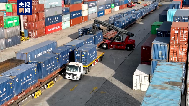 “一箱到底”無縫銜接 我國35噸寬體集裝箱鐵?？炀€成功開行，賦能國內貿易新動能